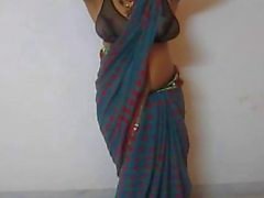 Indian housewife Tina expose her big boobs in saree